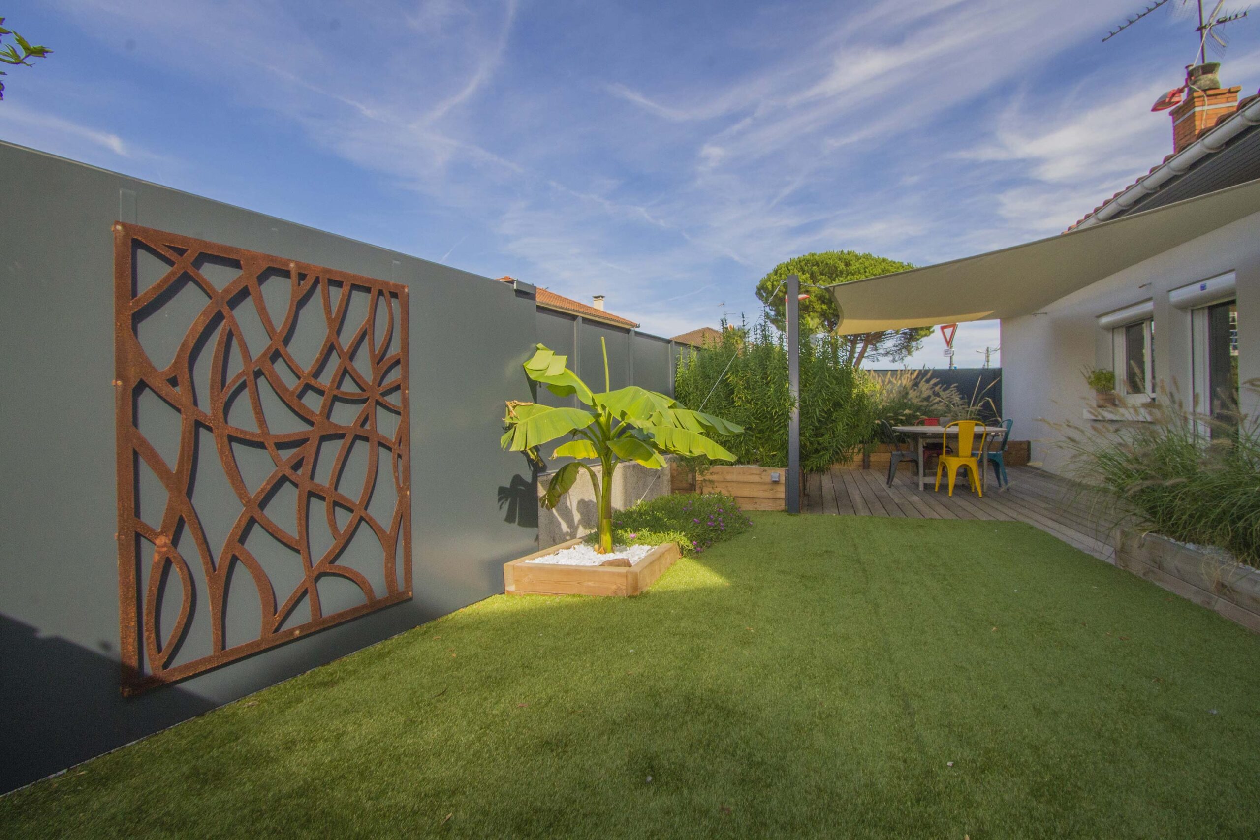 Mobilier coloré sur une terrasse bois à Toulouse