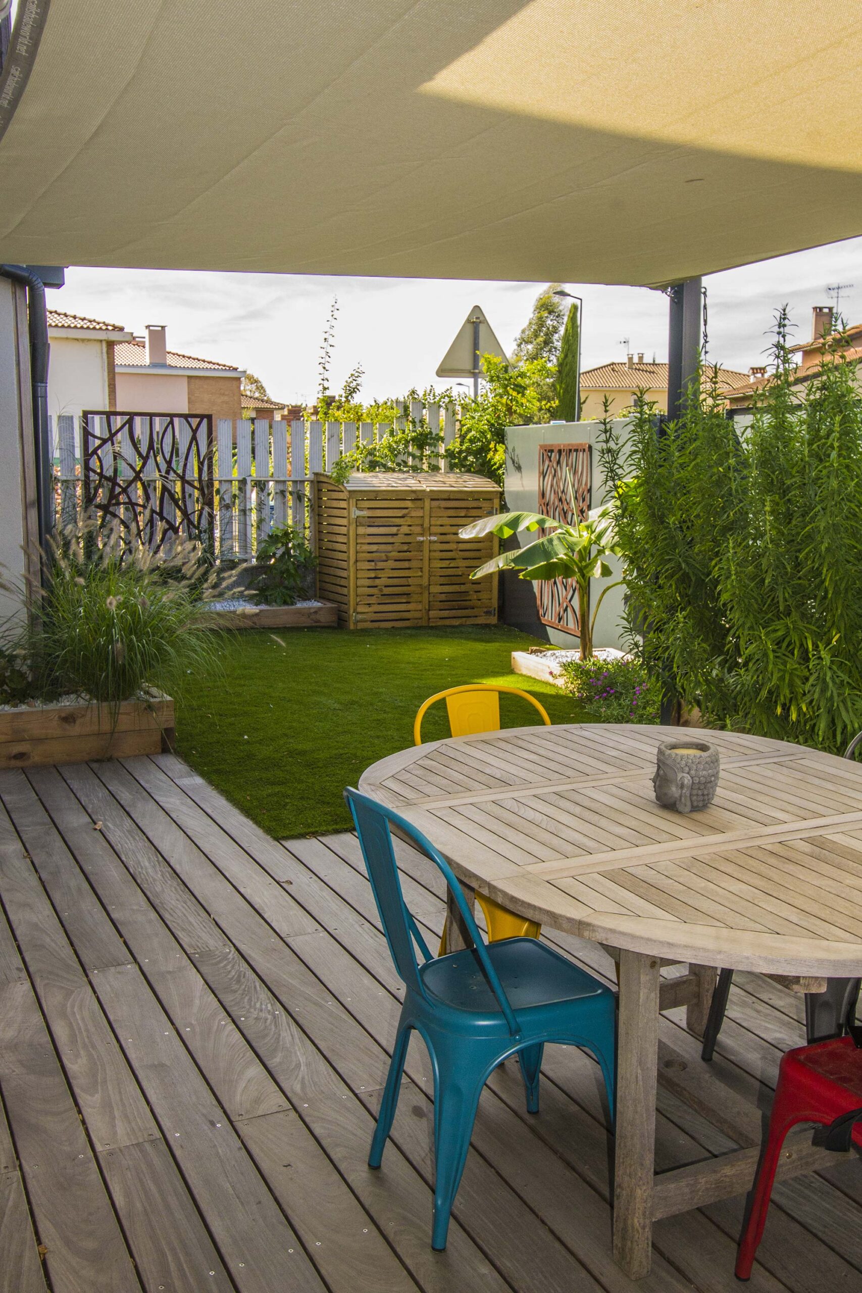 Vue sur la terrasse repas d&rsquo;un jardin à Toulouse