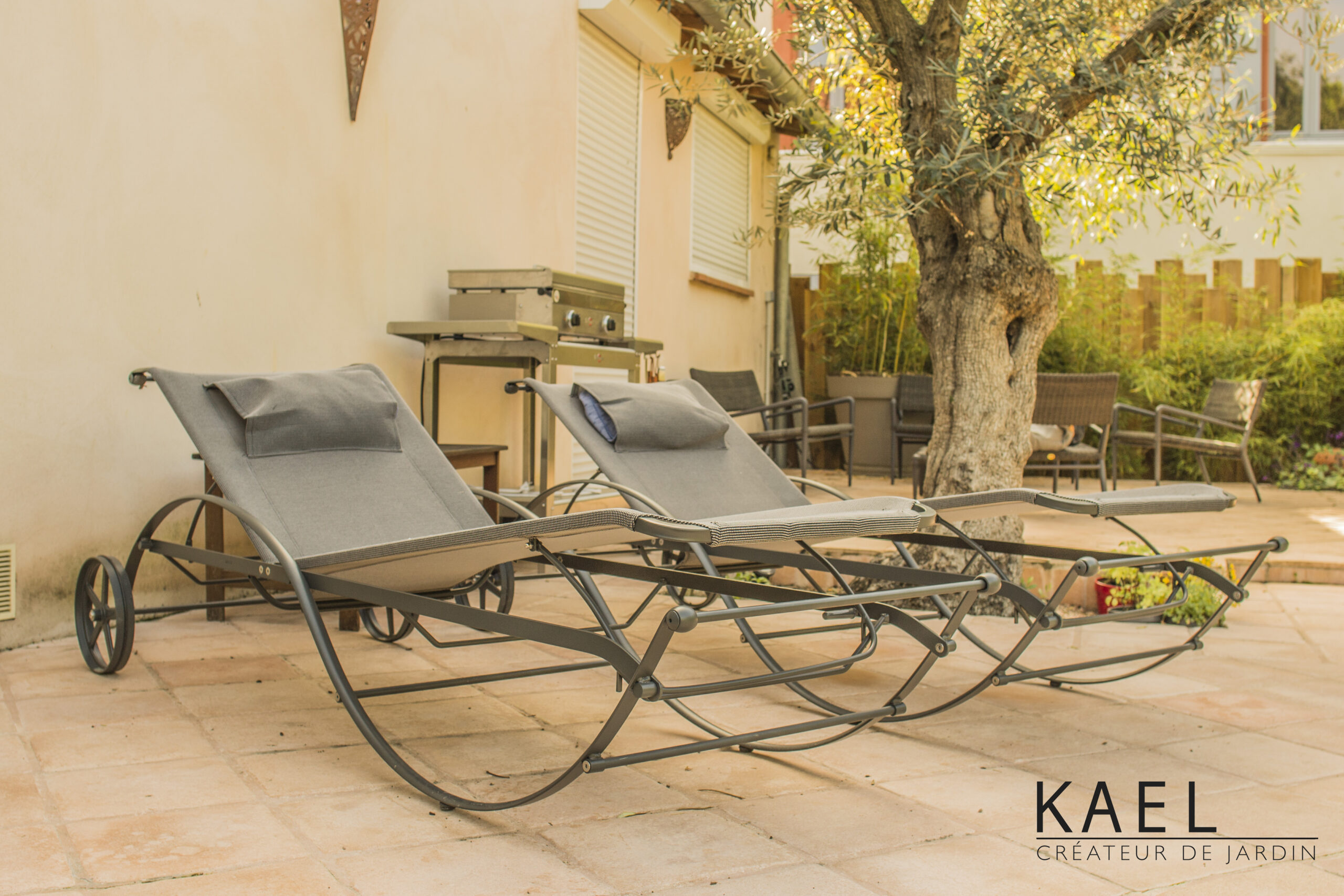 Lampe cuivré en harmonie avec la pergola