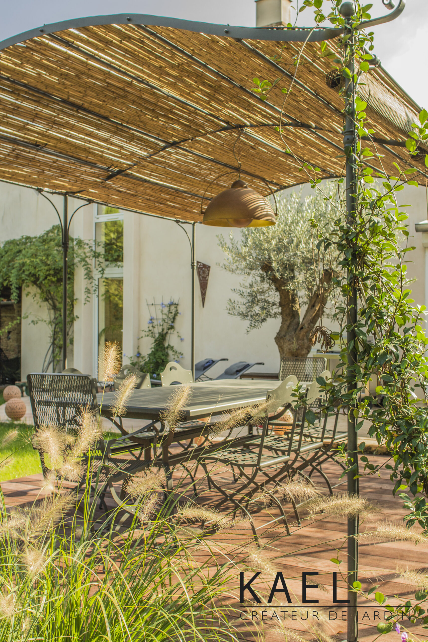 Vue sur l&rsquo;espace repas et sa pergola