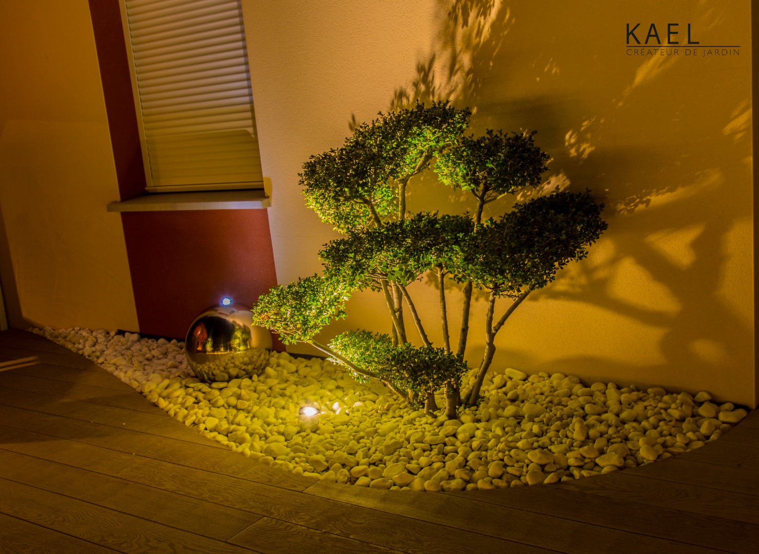 Mise en valeur du jardin avec un bandeau led au pied des jardinières