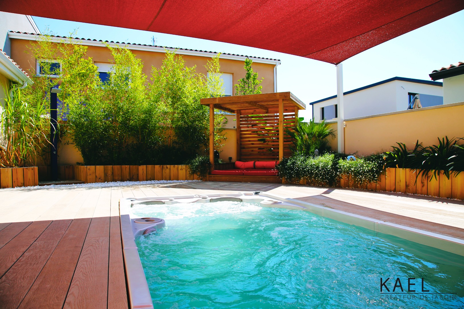 Vue sur la pergola en pin du nord classe IV