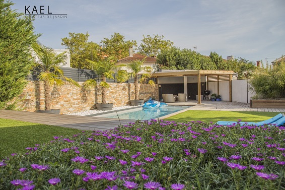 Création d&rsquo;un mur en pierre sèche avec palmiers