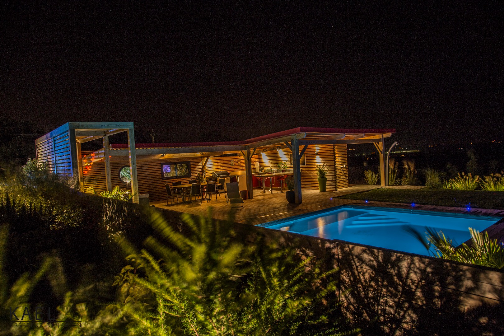 Vue depuis le haut du jardin sur l&rsquo;espace pool house et piscine