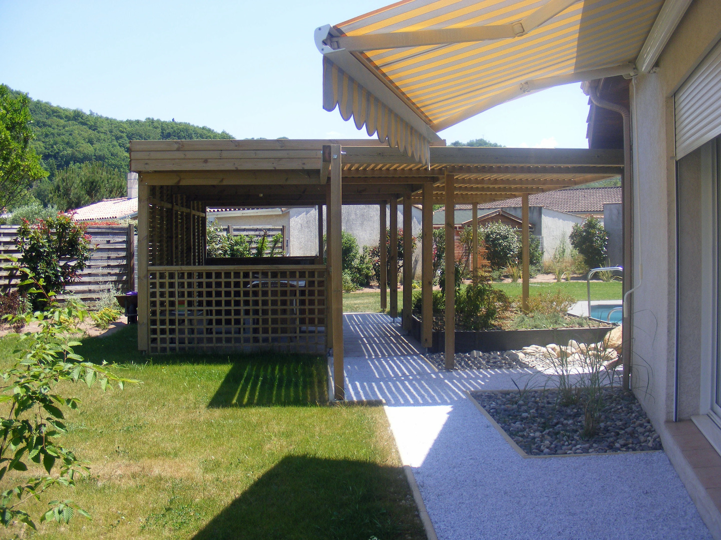Vue sur la pergola en bois