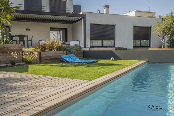 Pose de gazon synthétique