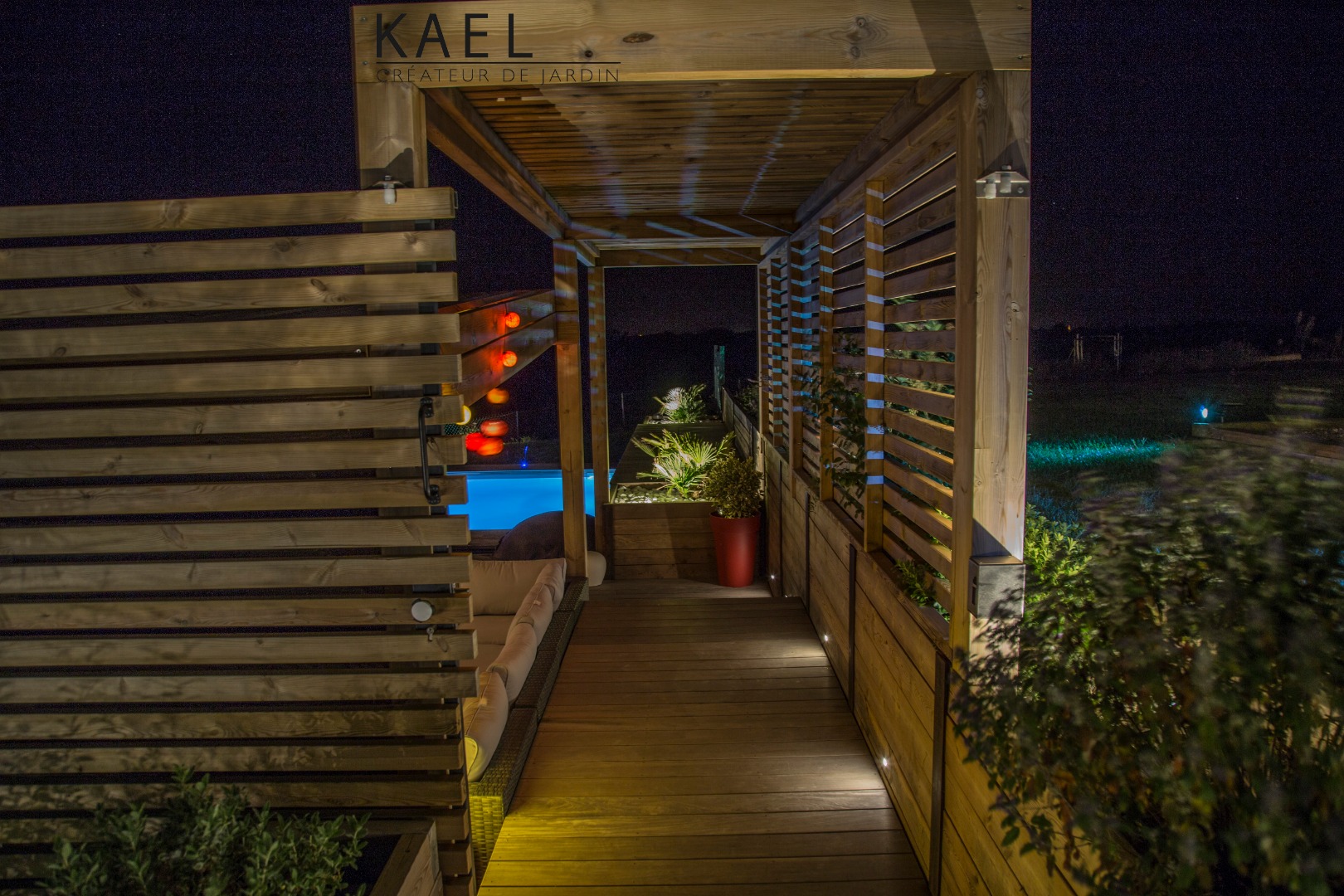 Vue depuis l’extérieur, l&rsquo;escalier mis en valeur grâce au spot