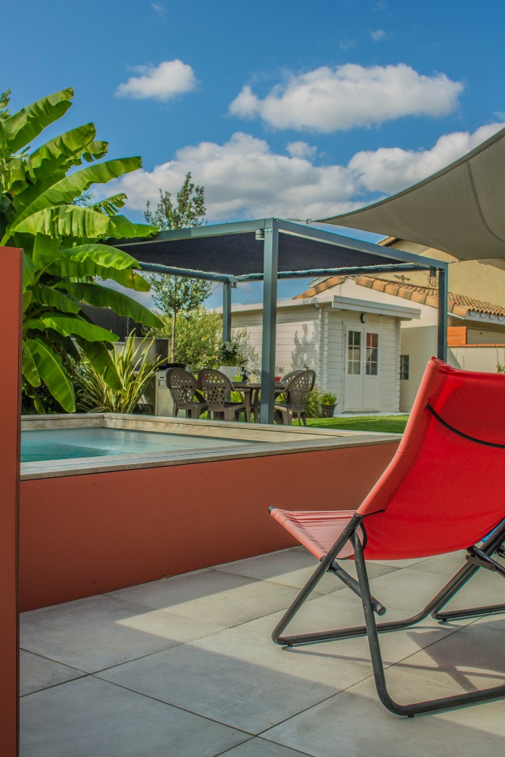 Vue depuis la piscine sur l&rsquo;espace repas