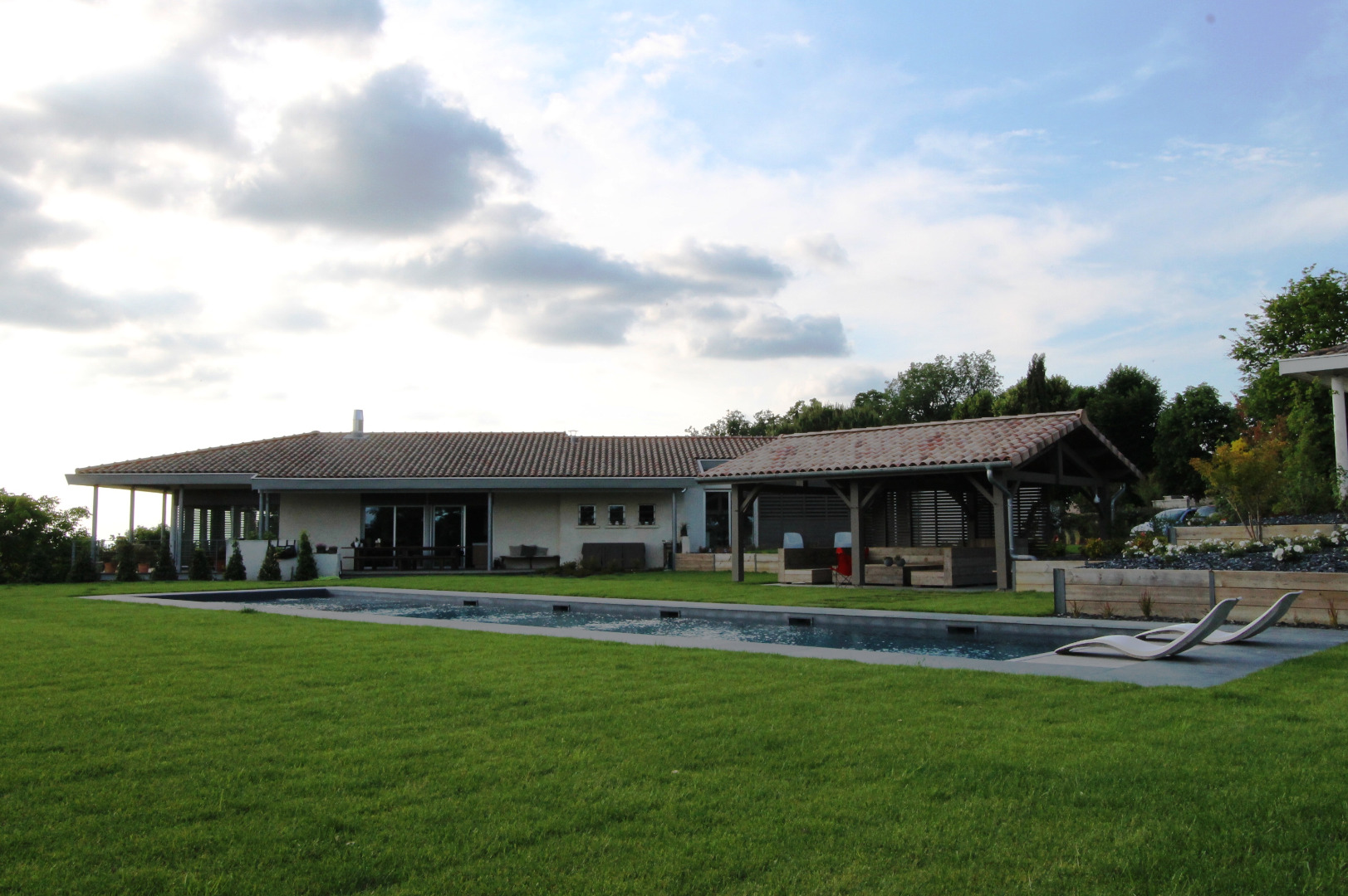 Intégration du couloir de nage avec le style de la maison