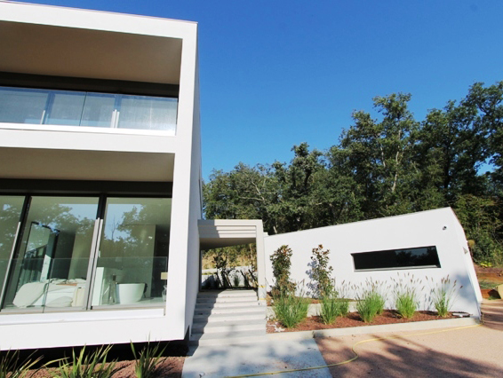 Entrée de la villa avec ses massifs