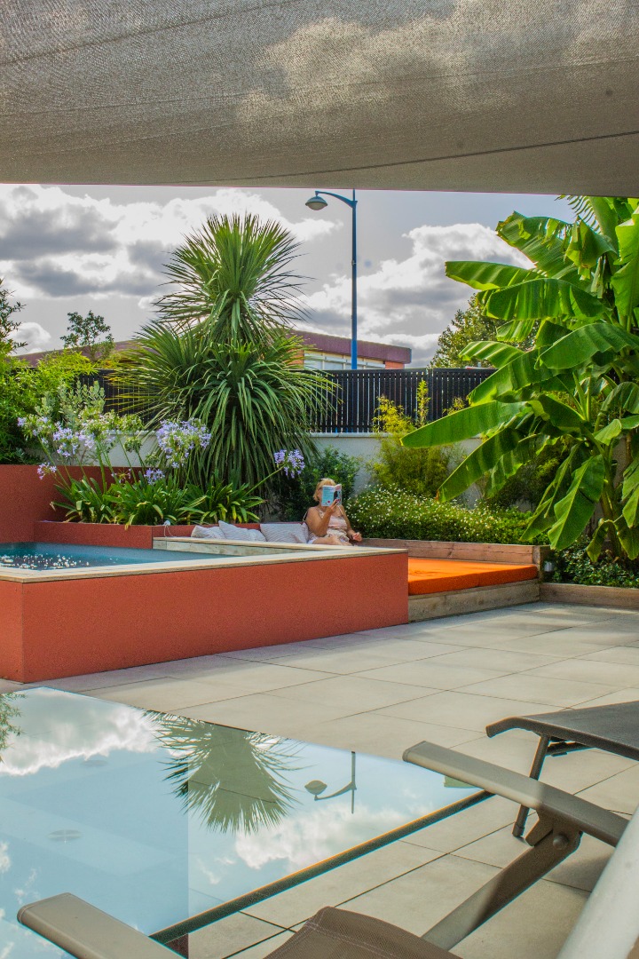 Vue sur la piscine et son day bed