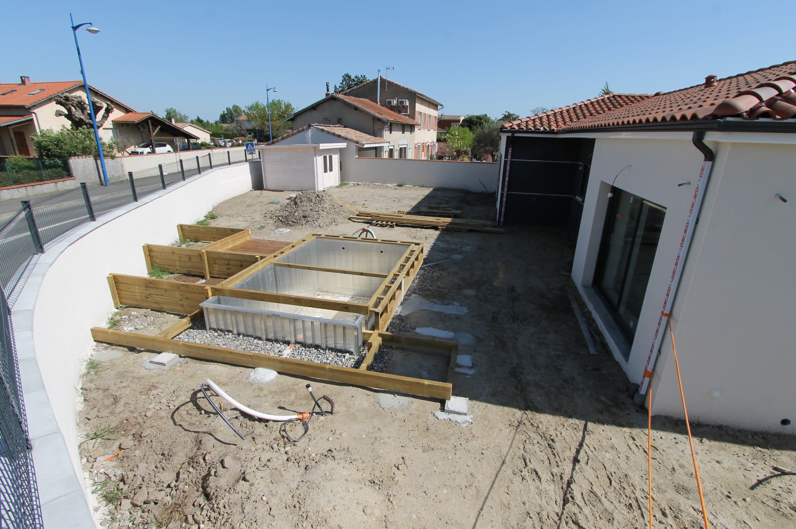 Début de l&rsquo;aménagement de l&rsquo;espace piscine