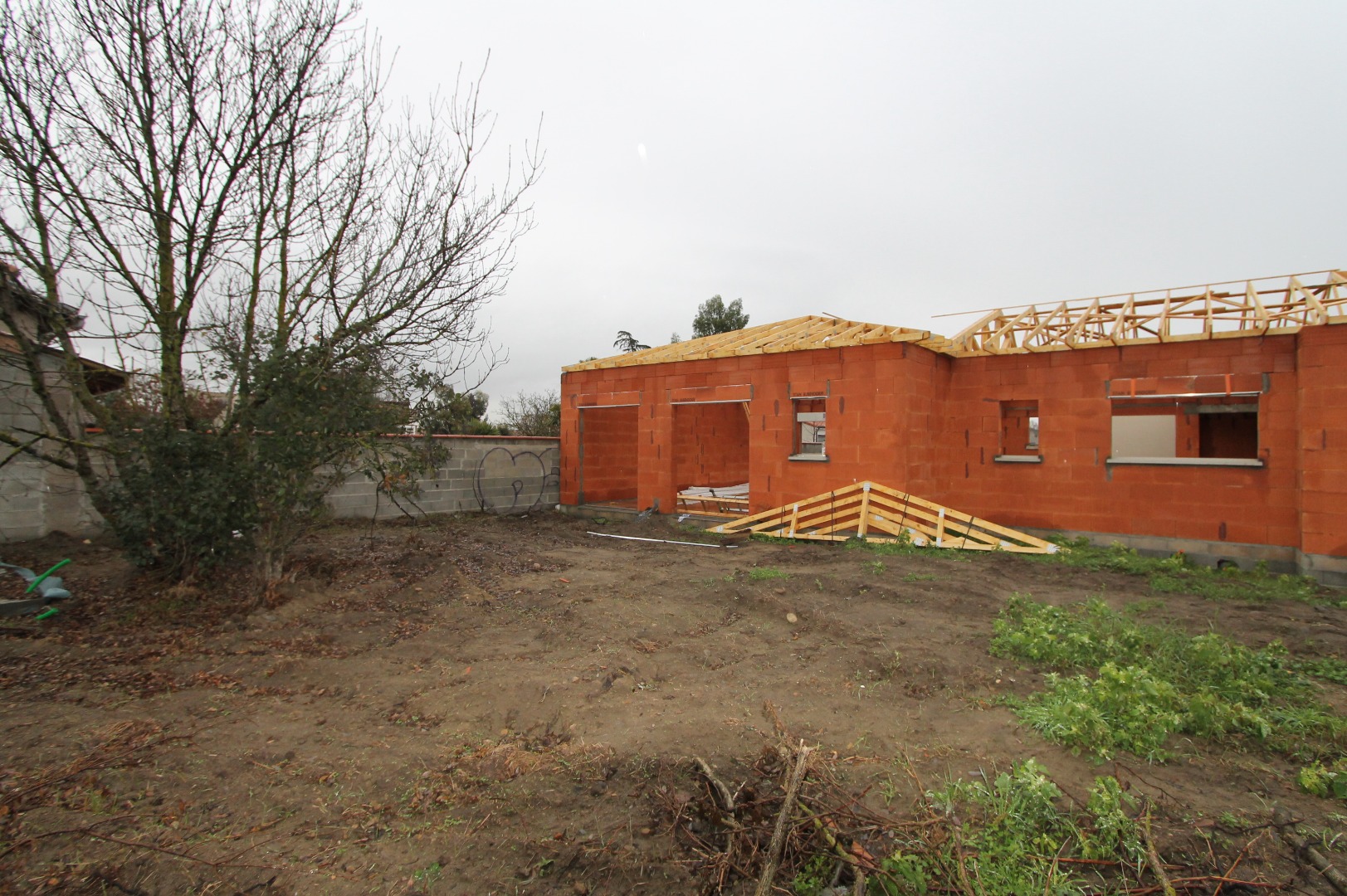Terrain pendant la construction de la maison