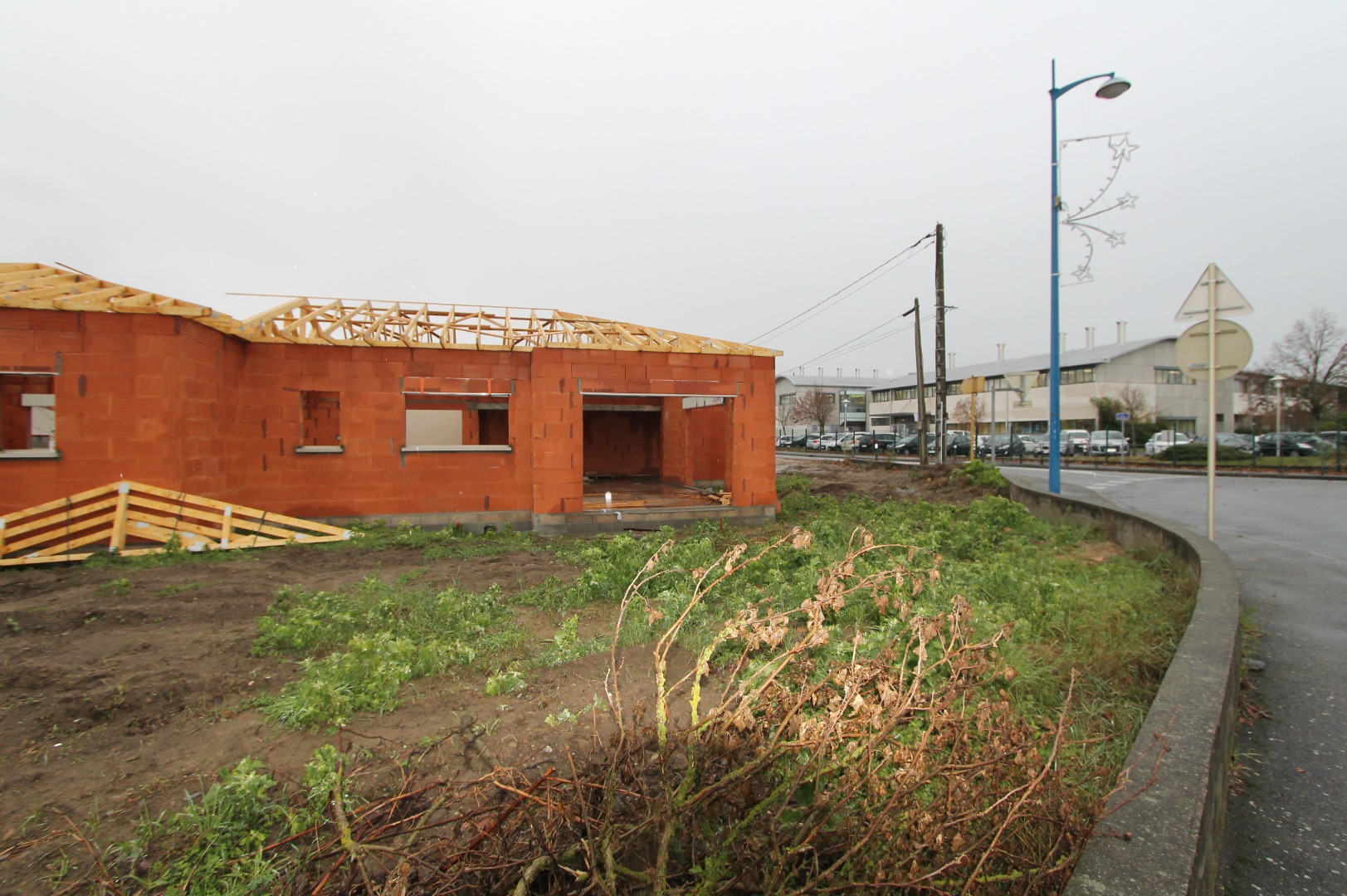 Terrain pendant la construction de la maison