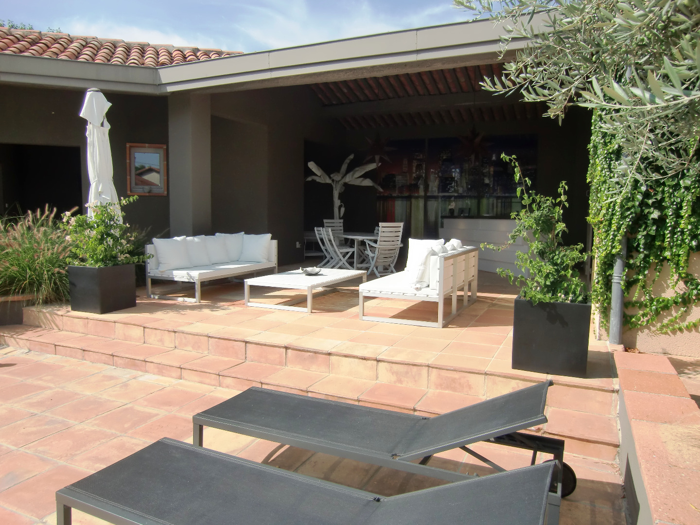 Le salon d&rsquo;été avec son bar