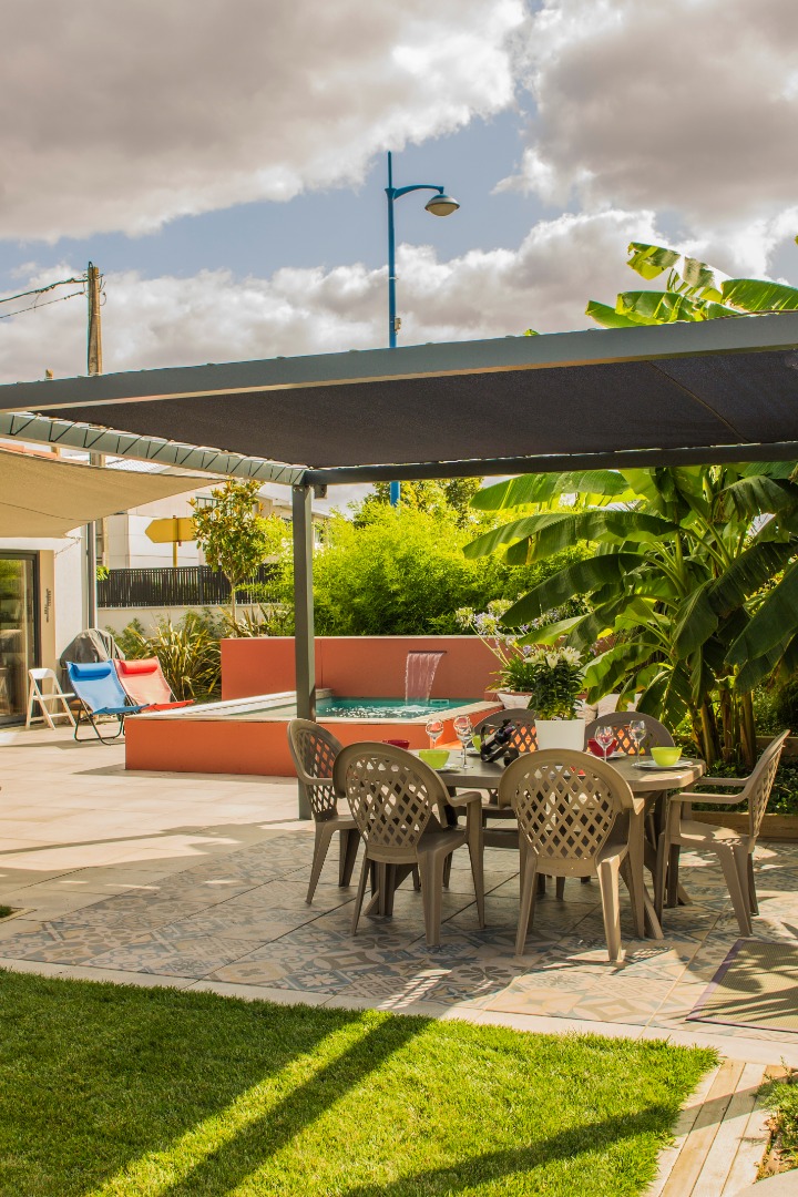 Création d&rsquo;une pergola structure aluminium thermolaqué gris anthracite avec une toile d&rsquo;ombrage australienne sur l&rsquo;espace repas