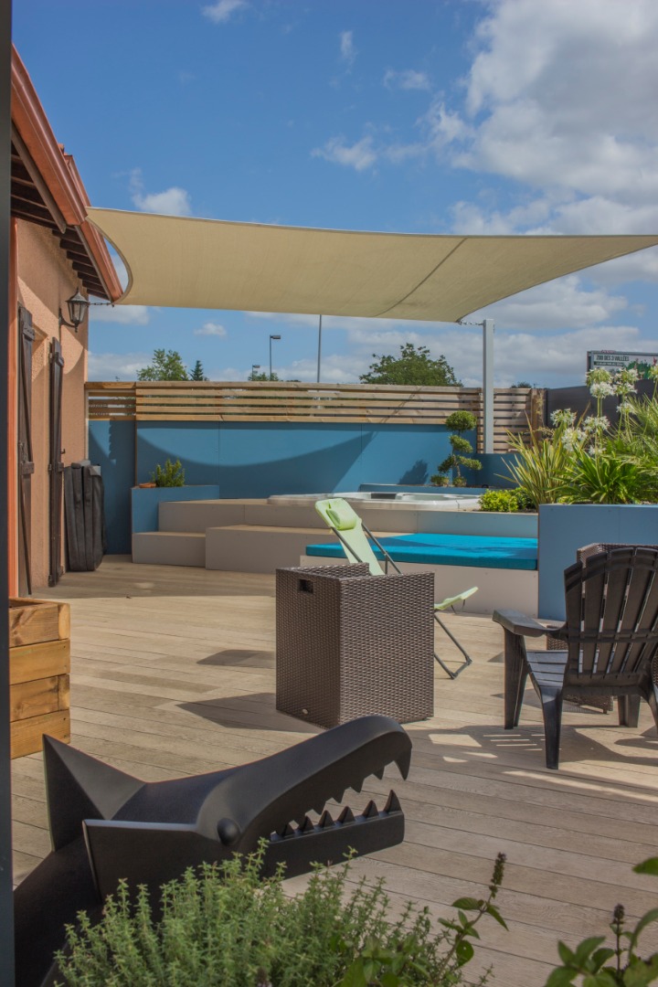 Vue sur l&rsquo;espace spa depuis l&rsquo;espace repas