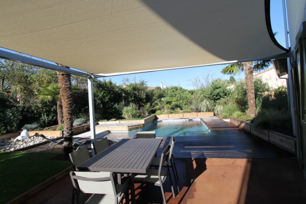 L&rsquo;espace repas sous une voile d&rsquo;ombrage