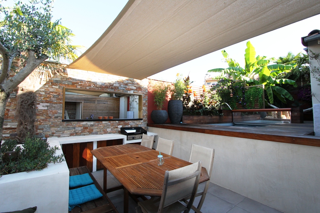 Espace repas sous sa voile d&rsquo;ombrage