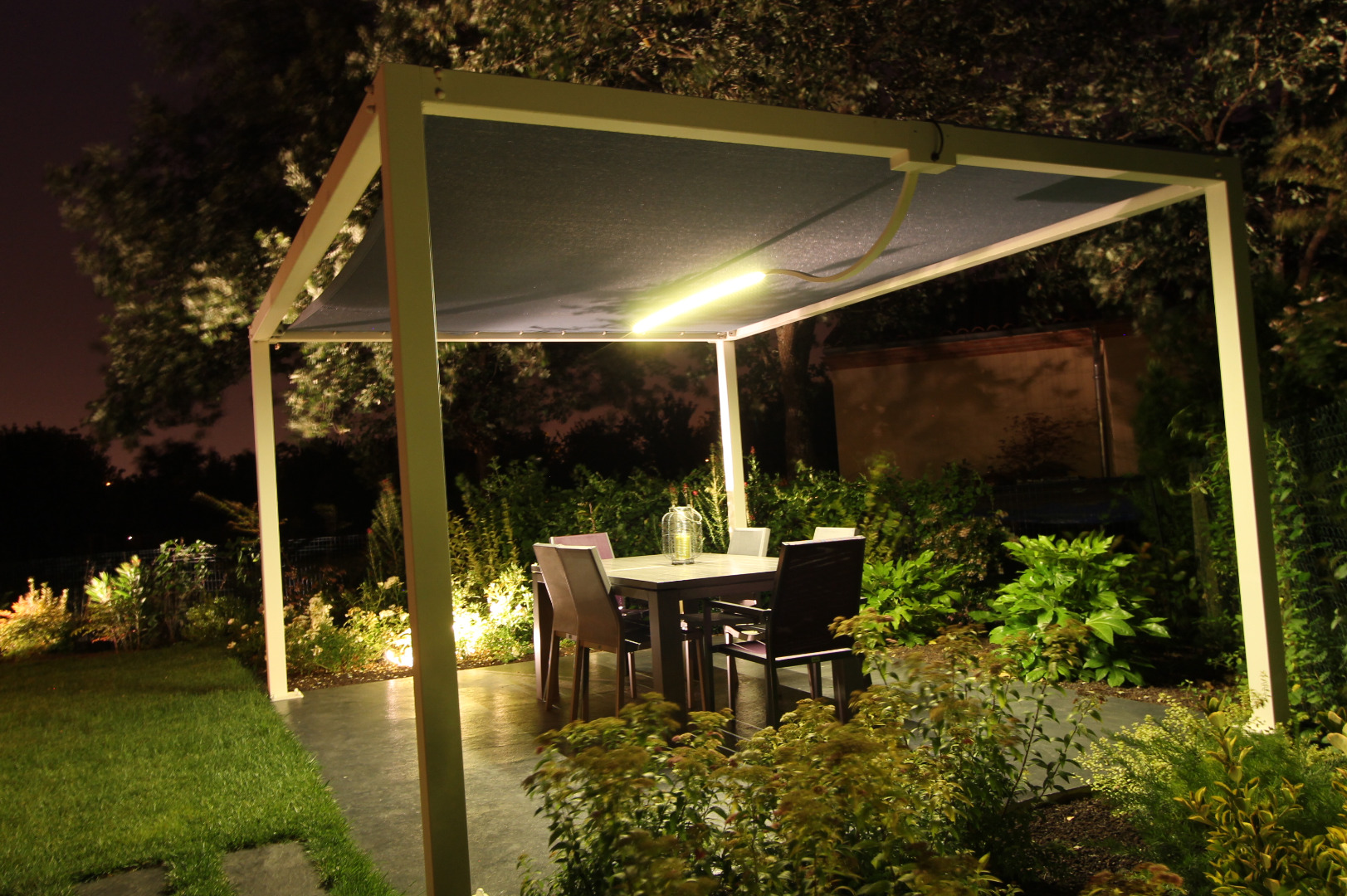 Salon d&rsquo;été abrité par une pergola en bois