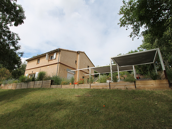 La pergola est en accord avec la maison