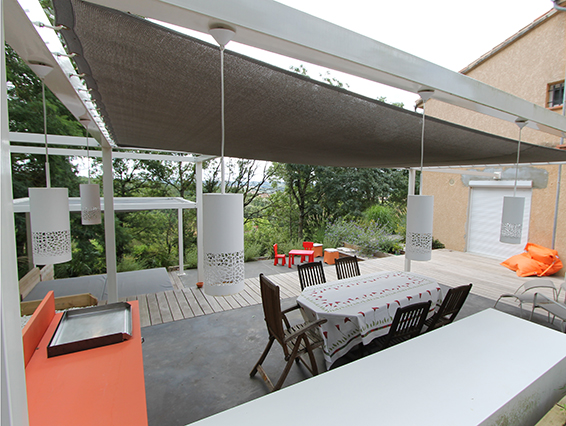 Le plan de travail en aluminium est réalisé sur mesure