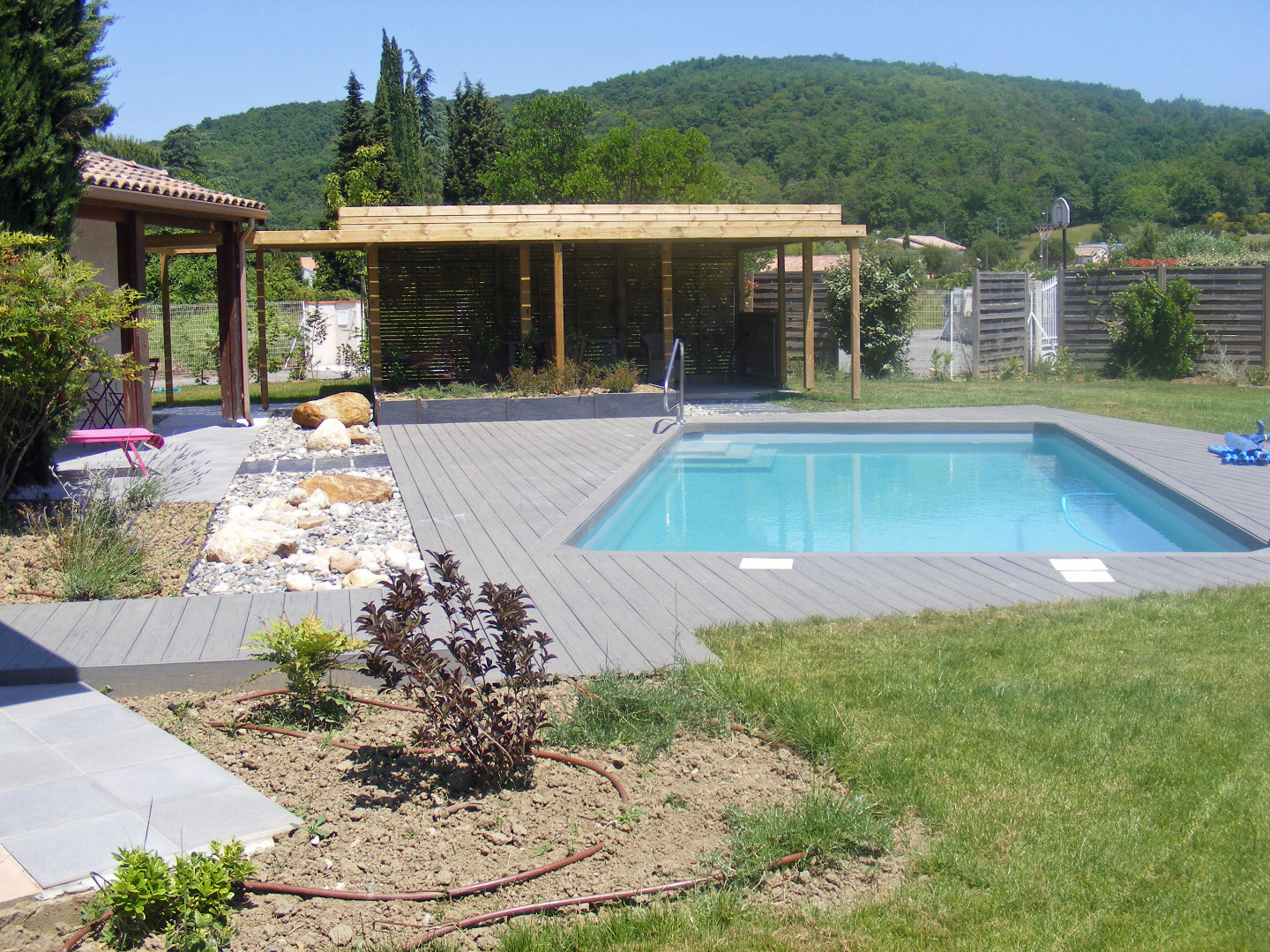 L&rsquo;ensemble de l&rsquo;aménagement autour de la piscine