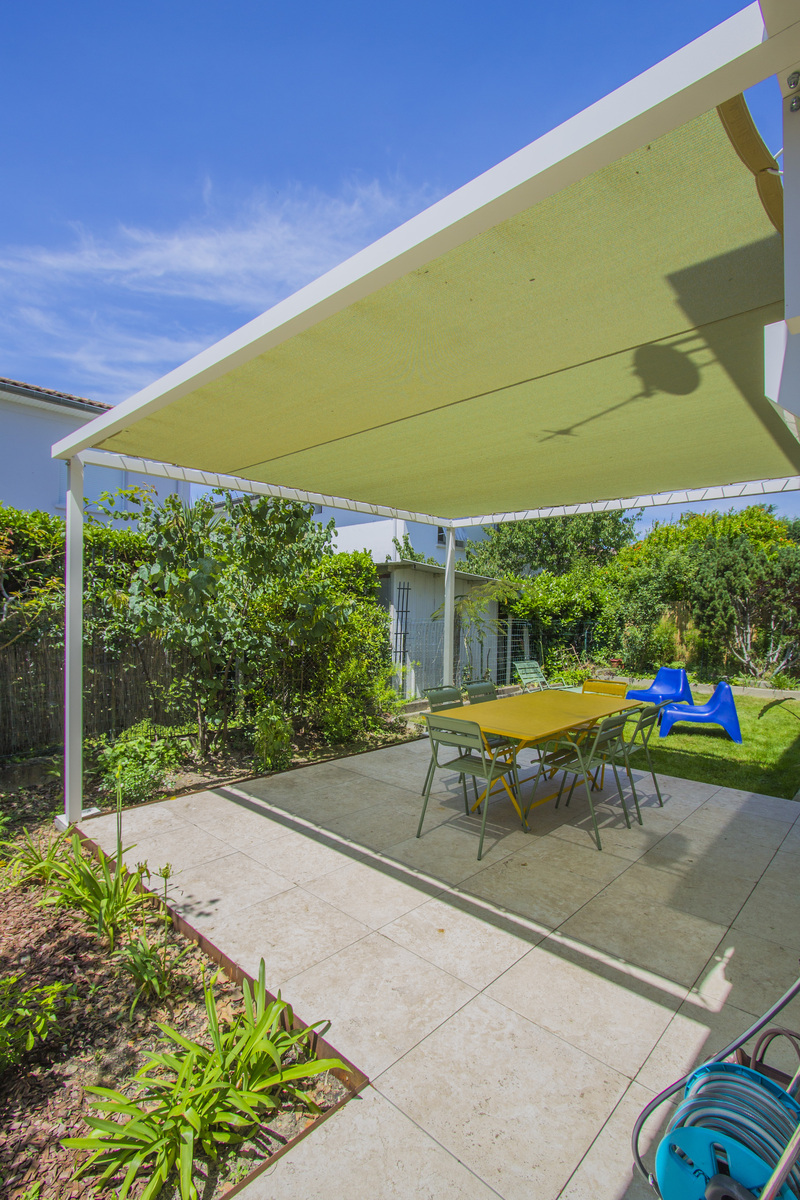 Vue sur la pergola en aluminium blanc