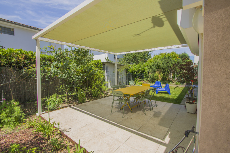 Vue sur la pergola en aluminium blanc