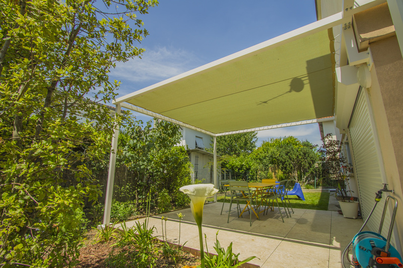 Vue sur la pergola en aluminium blanc