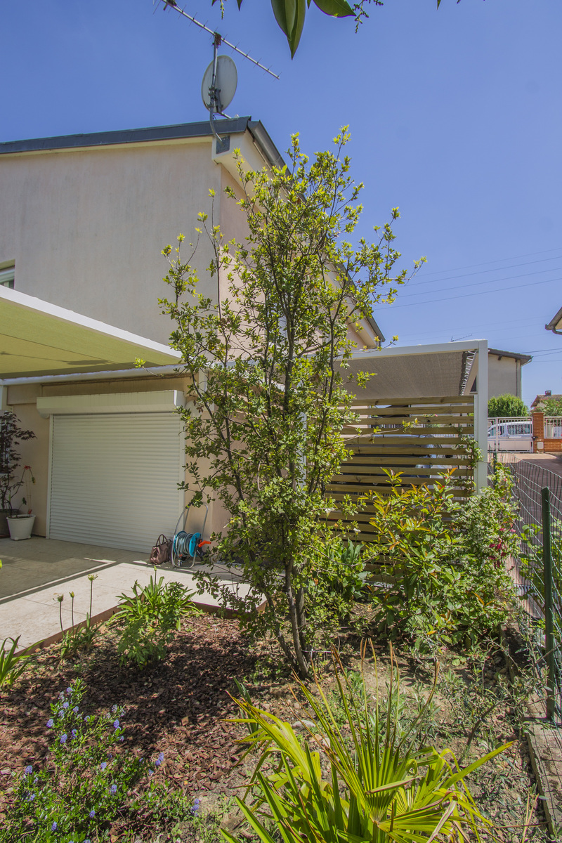 Vue sur la pergola en aluminium blanc