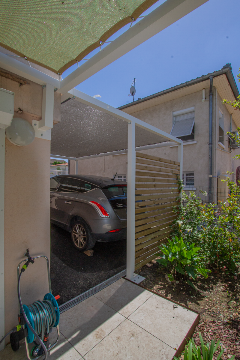 Vue sur la pergola en aluminium blanc
