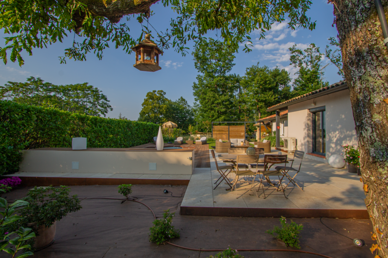 Vue sur l&rsquo;arrière du coffre qui masque le volet de la piscine