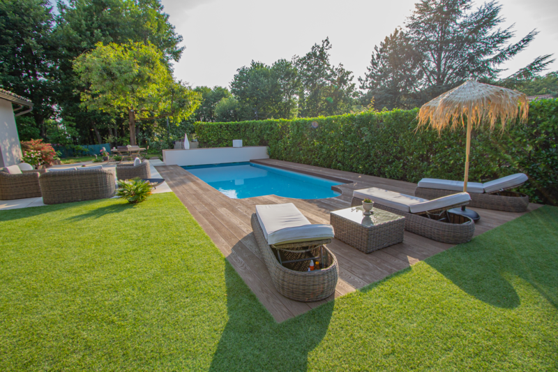 vue sur la plage piscine en lame minérale