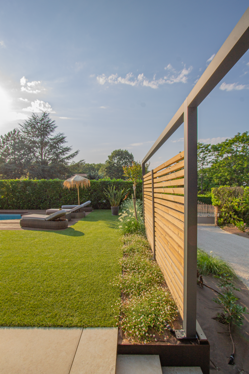 Vue sur la pergola simple avec remplissage en lambourdes