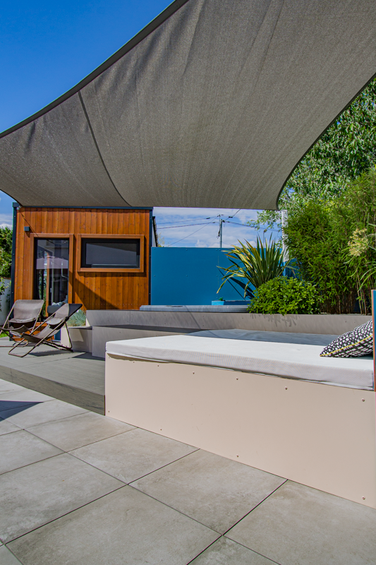 Vue depuis la maison sur l&rsquo;espace spa