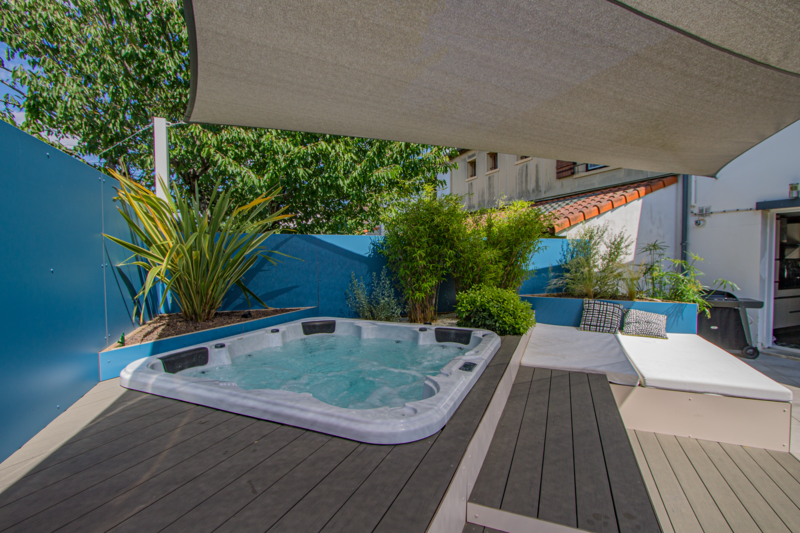 Vue sur l&rsquo;espace spa et banquette