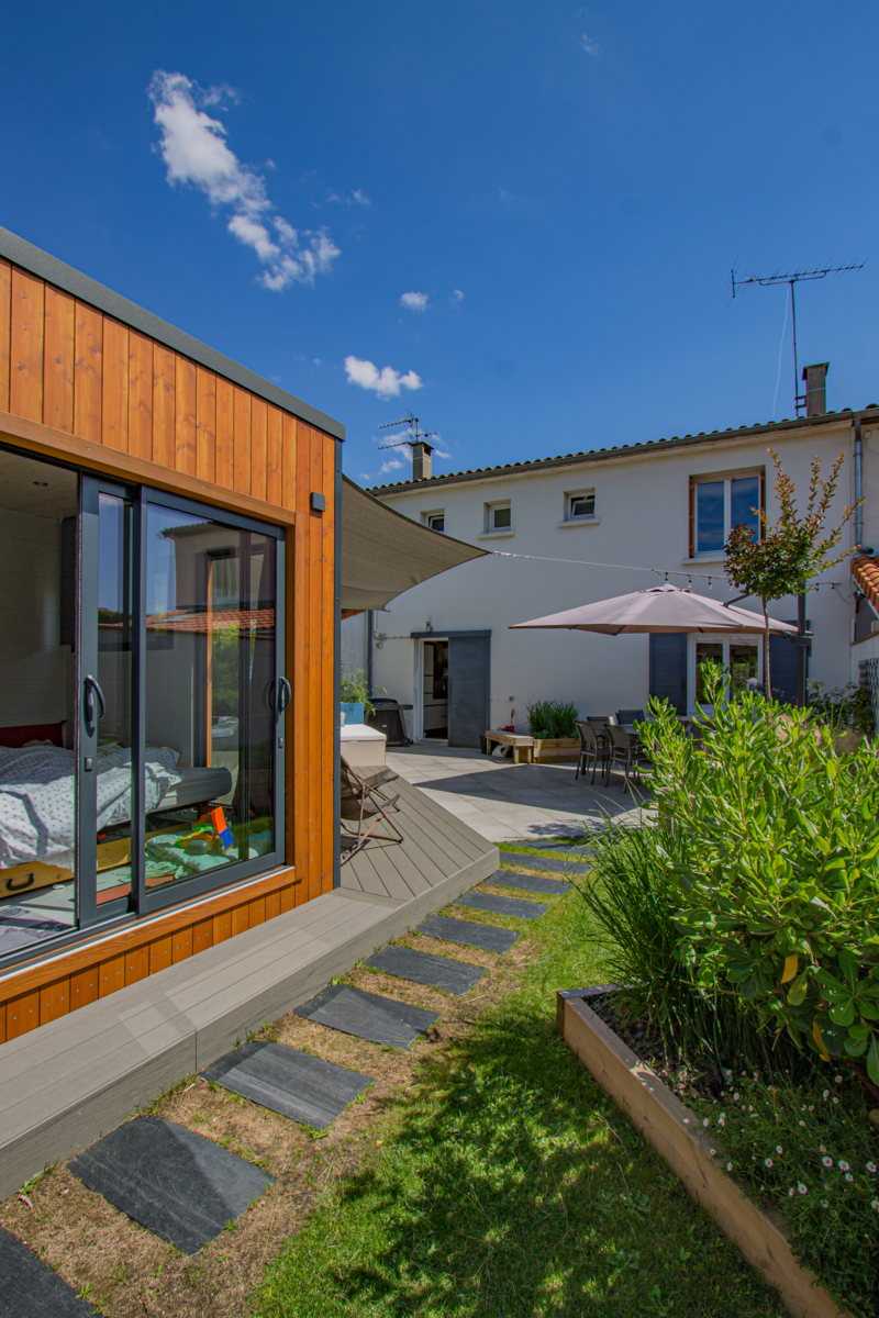 Vue depuis le jardin sur l&rsquo;espace repas