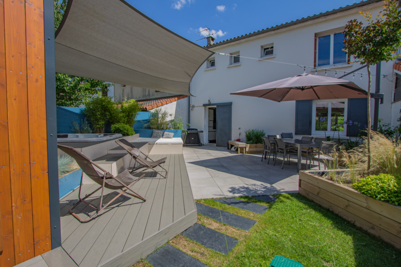 Vue depuis le jardin sur l&rsquo;espace repas