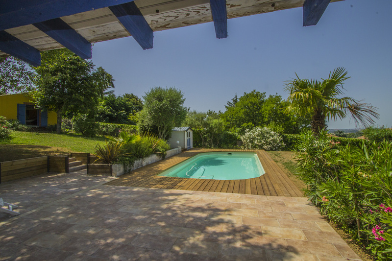 Vue globale sur la piscine