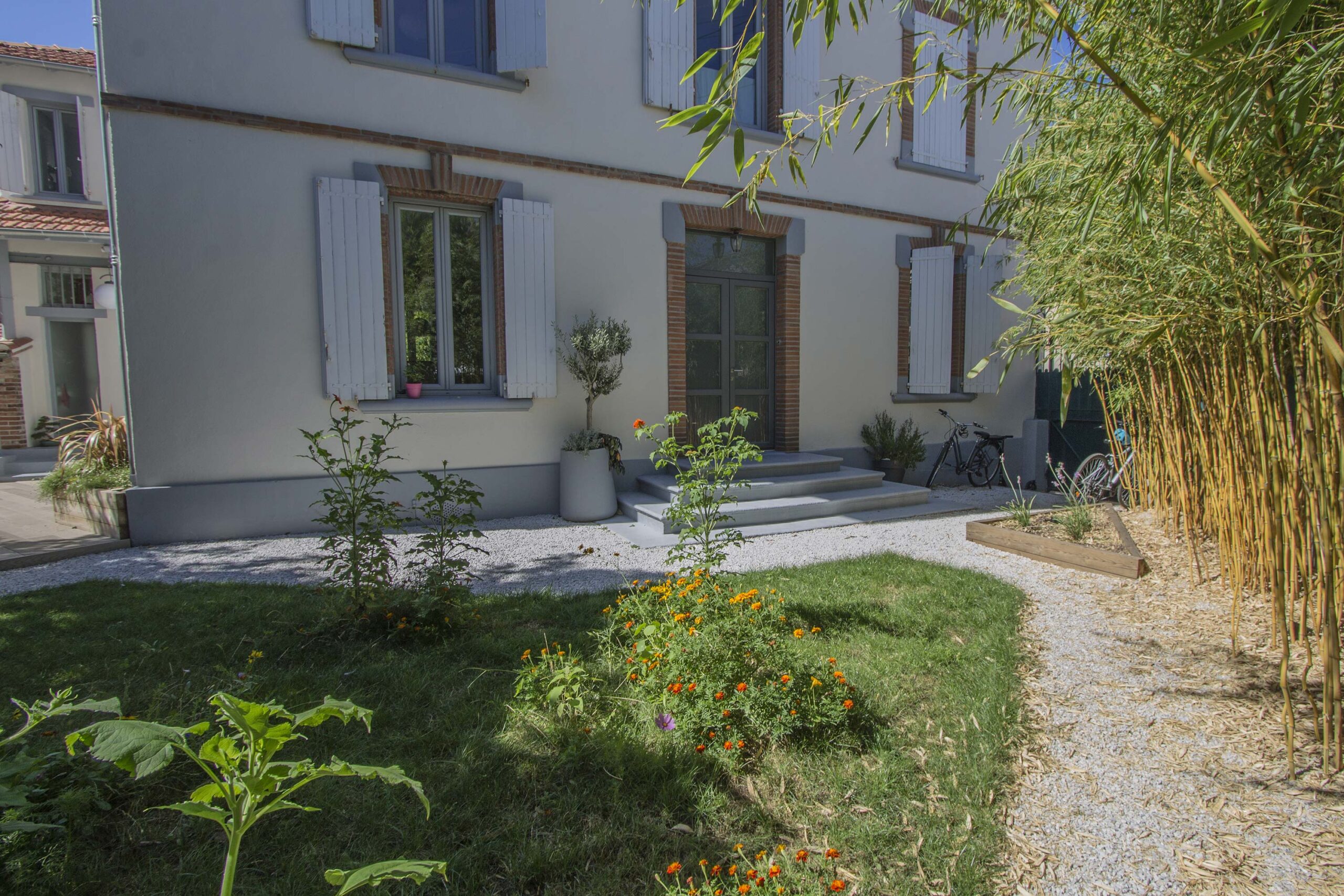 Vue sur la piscine depuis le jardin