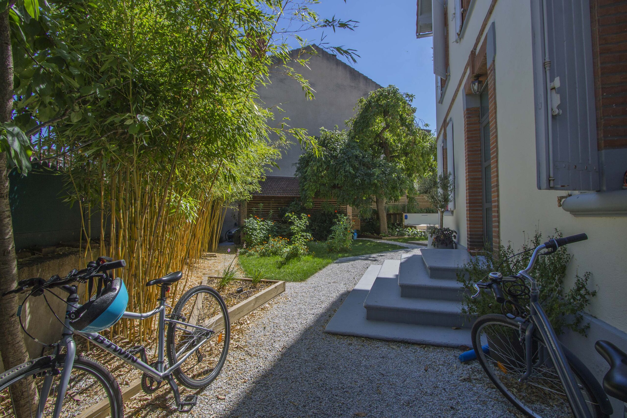 Accès à la porte de la cuisine en lames Ansyears
