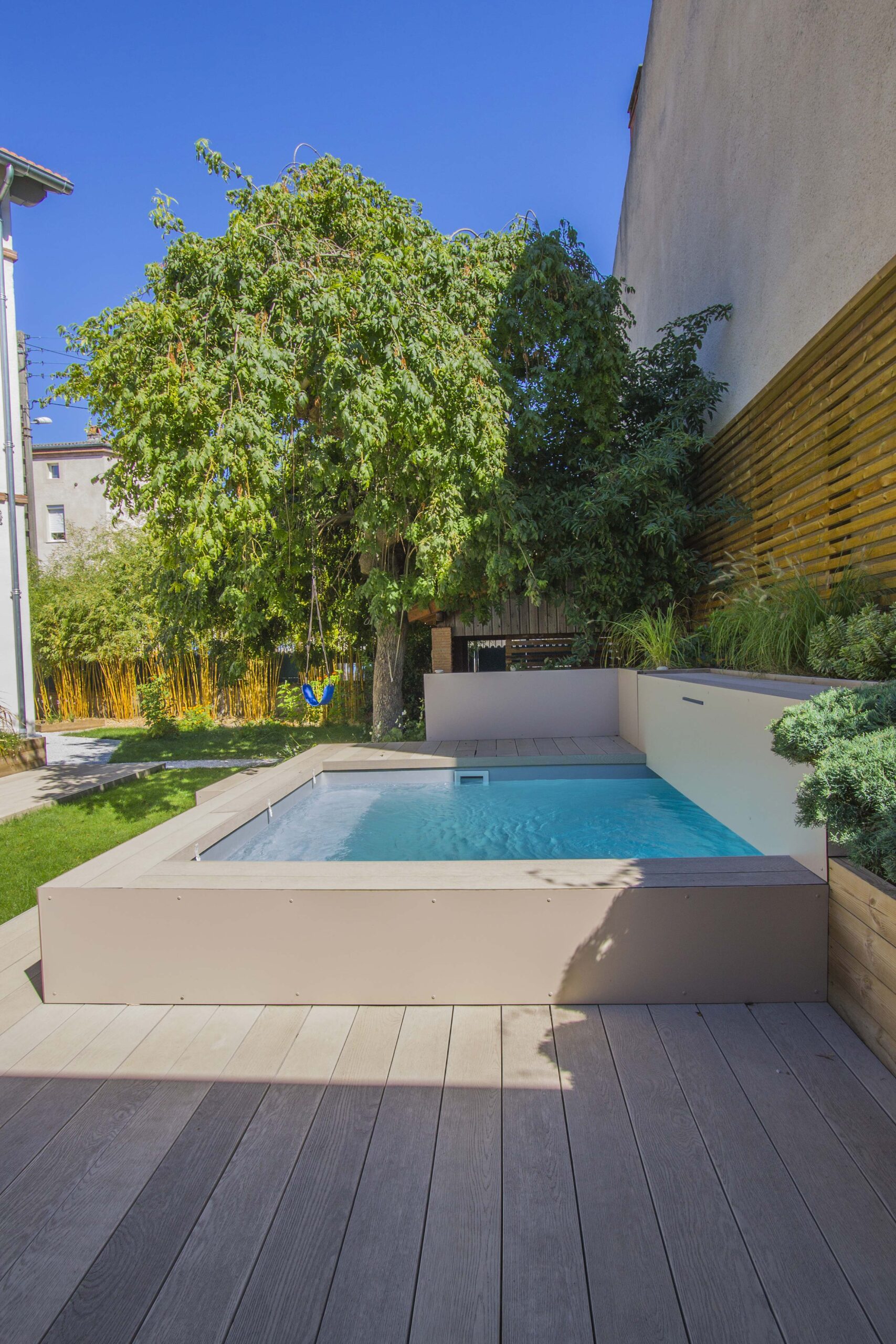 Vue sur la piscine depuis le jardin