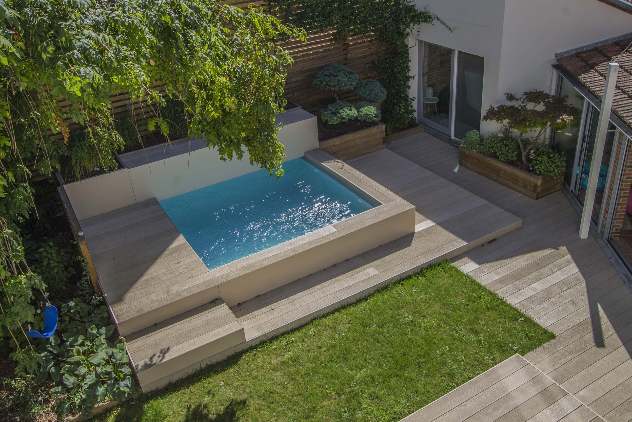 Vue depuis le jardin sur la piscine