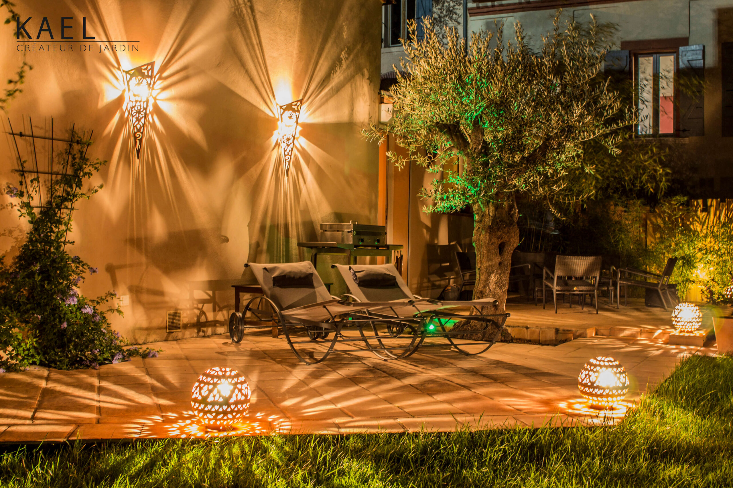 Vue sur la terrasse et la pergola en fer forgé