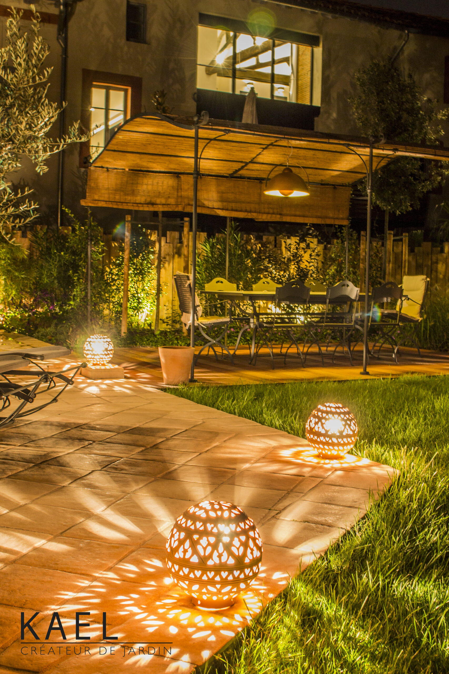 Vue depuis le lavoir vers le jardin