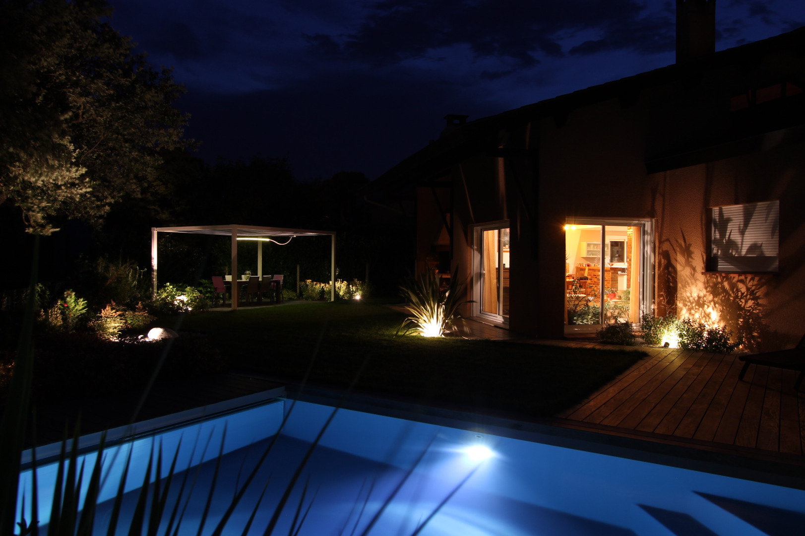 Vue d&rsquo;ensemble du jardin la nuit