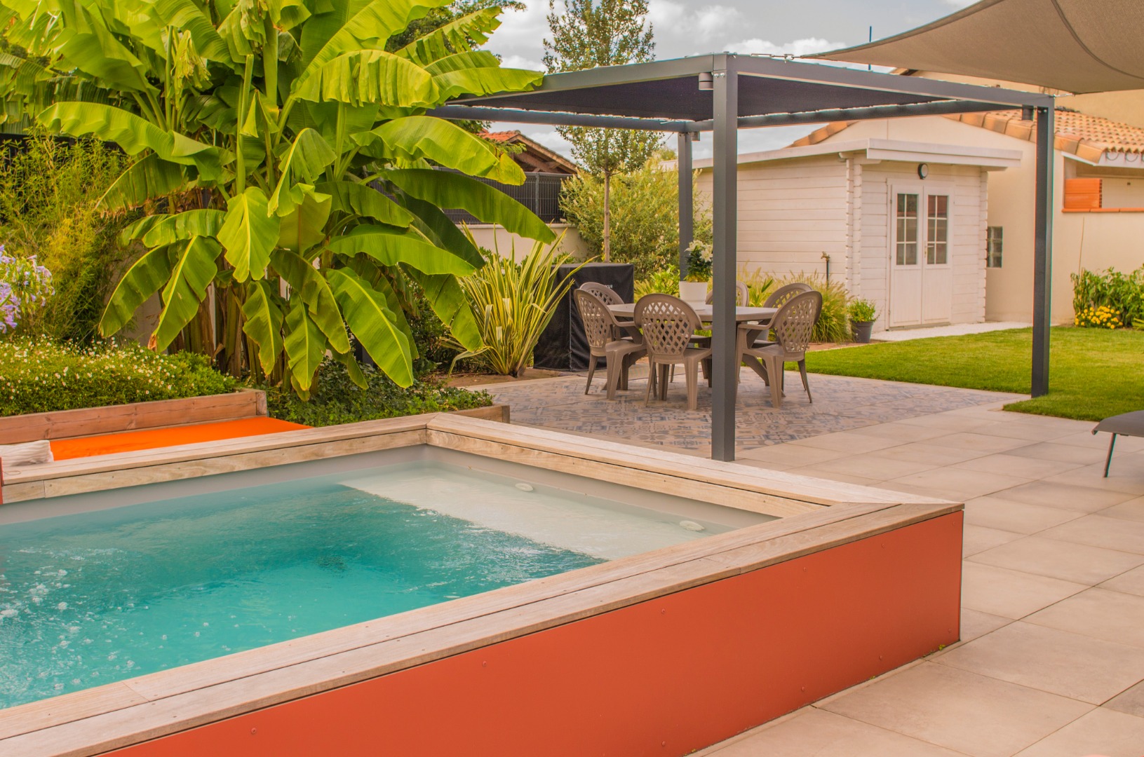 Vue sur l&rsquo;espace piscine