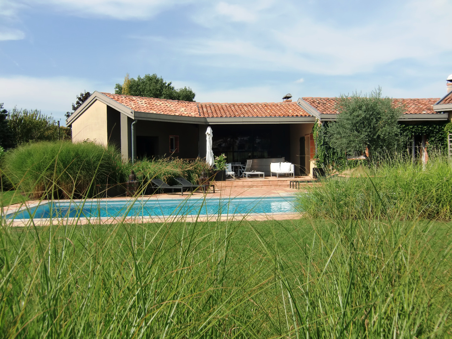 Vue sur la maison depuis les graminées