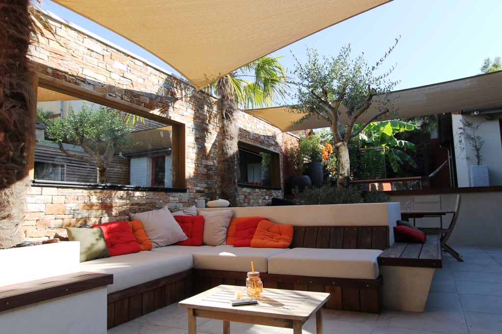 Le salon d&rsquo;été devant le mur en pierre de parement